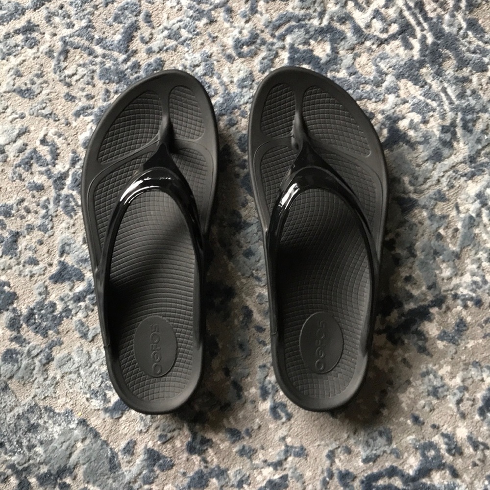 Like new! OOfos OOlala sandal